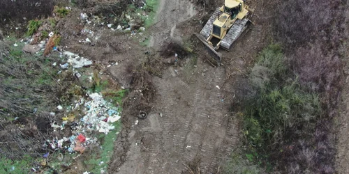 excavator prins ingropand gunoaie foto garda de mediu bihor png