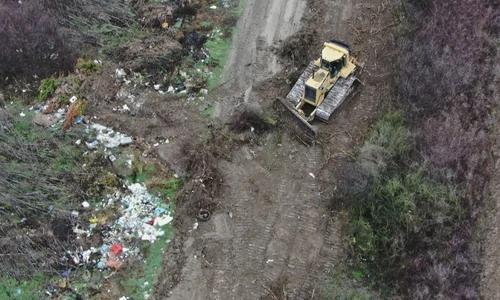 excavator prins ingropand gunoaie foto garda de mediu bihor png