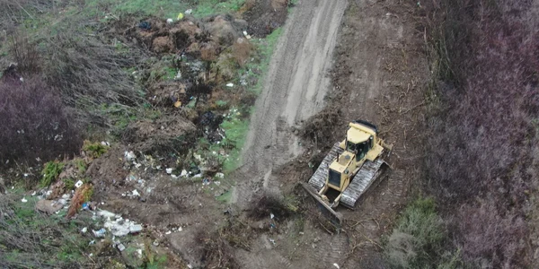 excavator prins ingropand gunoaie foto garda de mediu bihor  png