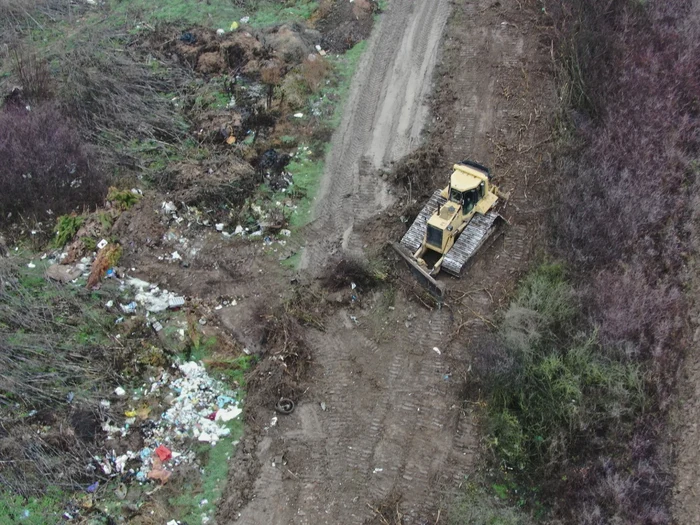 Excavatorul surpins îngropând deșeuri/FOTO: Garda de Mediu Bihor