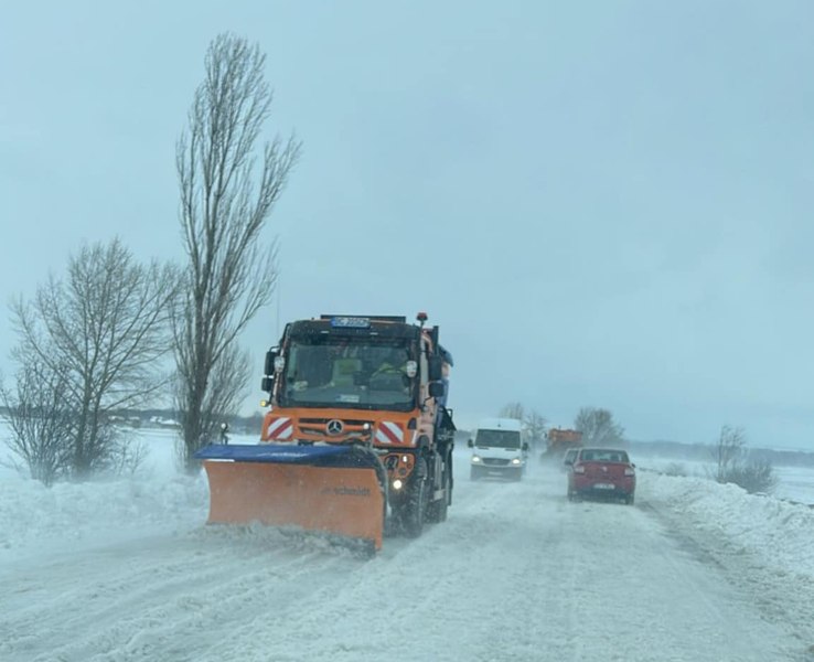 Patru autospeciale care transportau pacienți la dializă, în Buzău, au avut nevoie de deszăpezire