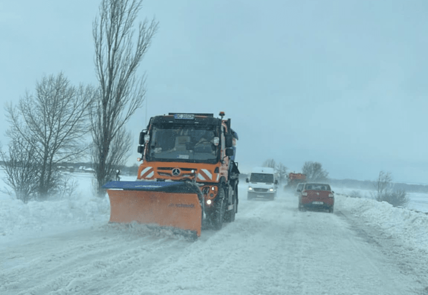 Bacău: Două drumuri naţionale sunt închise circulaţiei din cauza viscolului