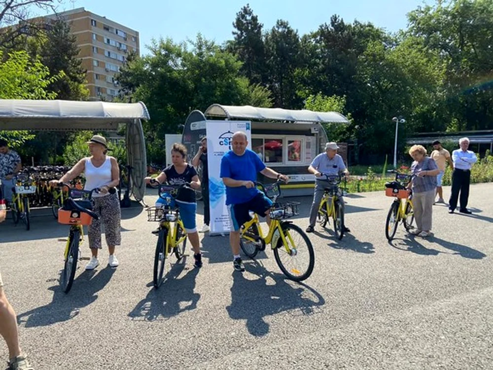 
    Seniorii bucureșteni se pot plimba gratuit cu bicicleta în ”Vinerea Verde”Fotografii: CSMB  
