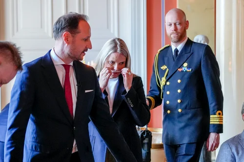 Prințesa Mette Marit cu canula de oxigen. FOTO: Profimedia