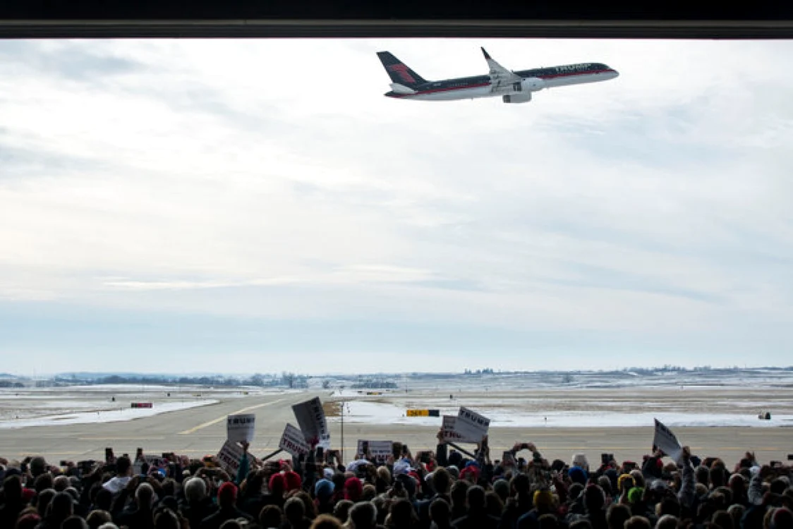 Avionul lui Donald Trump a făcut un cerc înainte de a aterizare pe aeroportul din Dubuque, Iowa FOTO Damon Winter/The New York Times