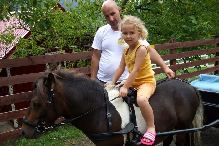 Sorin Mavru, în postura inedită de instructor de echitaţie pentru fiica unor prieteni suedezi, la crescătoria sa de cai de la Sărulesti. Foto: michellehorses