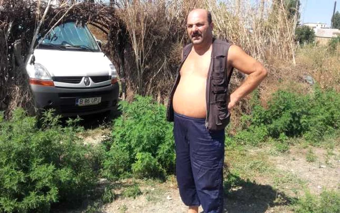 Constantin Abas a renunţat la confortul unui apartament pentru a locui într-o dubă, în pustiul Bărăganului FOTO: M. Sofronie