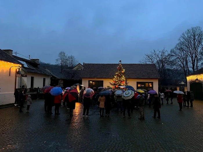 
    Aproape 200 de copii au fost invitați de principesa Margareta și familia regală în jurul bradului împodobit din curtea castelului de la Săvârșin la aprinderea luminițelor și au primit cadouri de Moș NicolaeFoto: savarsinregal.ro  