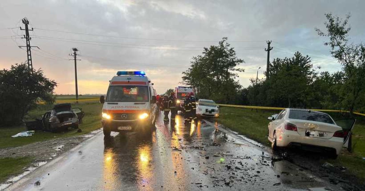 Tragedie pe șoselele din Timiș: O femeie a murit și patru persoane, inclusiv doi copii, rănite. Tragedie pe șoselele din Timiș: O femeie a murit și patru persoane, inclusiv doi copii, rănite.