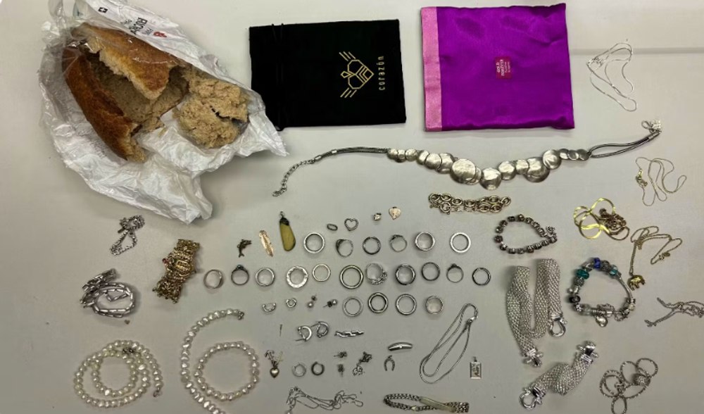 Români arestaţi în Elveţia după ce poliţiştii au găsit în maşina lor bijuterii ascunse într-o pâine