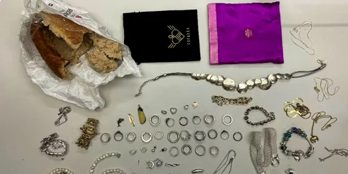 romani prinsi in Elvetia cu bijuterii ascunse in paine FOTO politia vamava BAZG png