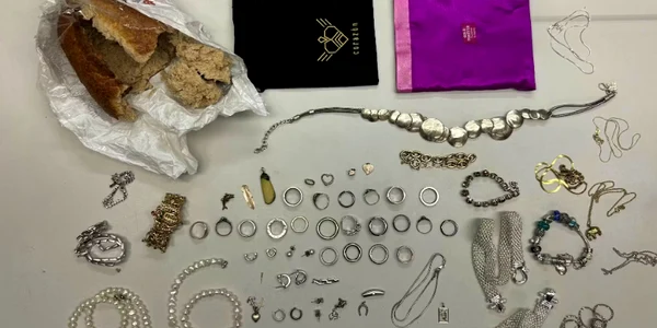 romani prinsi in Elvetia cu bijuterii ascunse in paine FOTO politia vamava BAZG png