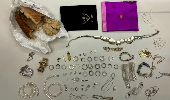 Bijuteriile furate erau ascunse într-o pânie. FOTO BAZG