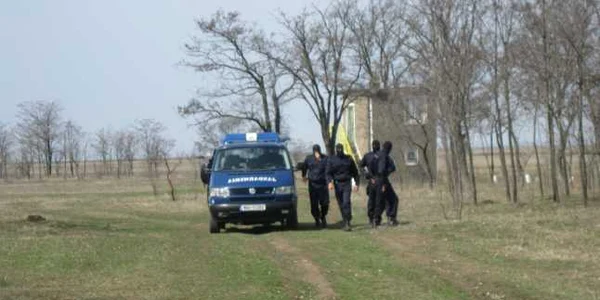 Unul dintre jandarmi este acuzat că a agresat un minor. FOTO: N.BUTNARU