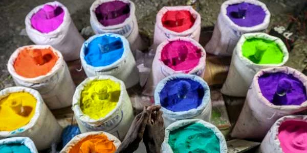 Imaginea Zilei / Un vânzător vinde culori decorative înainte de Festivalul Diwali un festival al luminilor care simbolizează victoria binelui împotriva răului pe marginea drumului Mira la periferia oraşului Mumbai India FOTO EPA – EFE / Divyakant Sol
