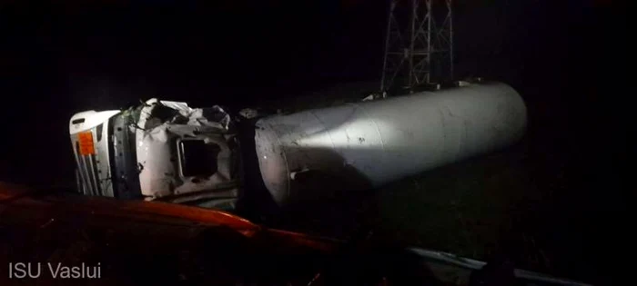 Autocisterna încărcată cu GPL s-a răsturnat în afara carosabilului. Foto ISU Vaslui
