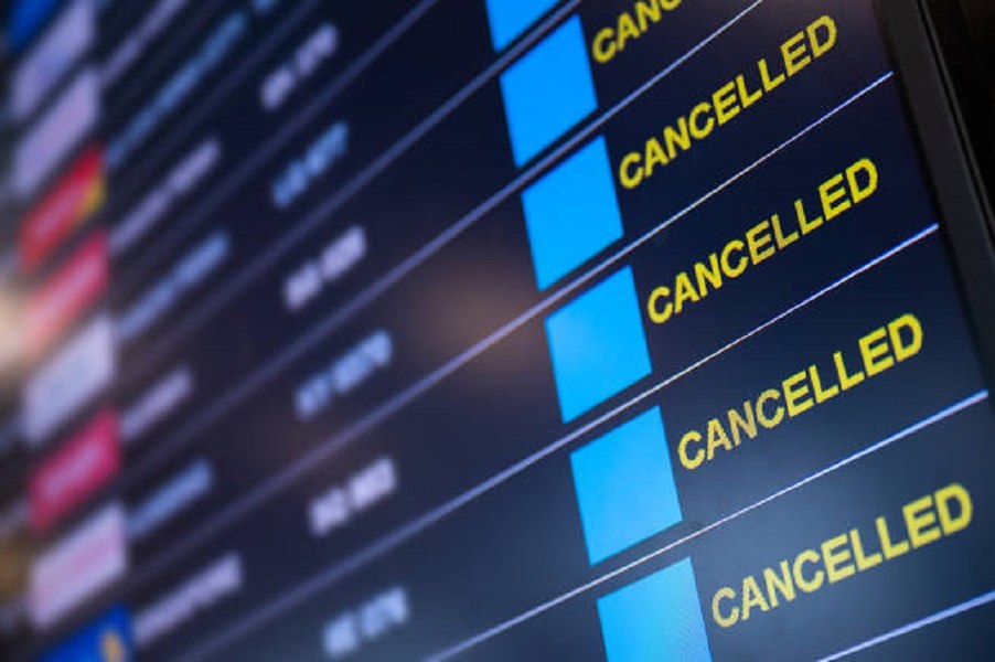 Haos pe aeroporturile din Marea Britanie. Sute de zboruri anulate după defecțiunea sistemului de control aerian