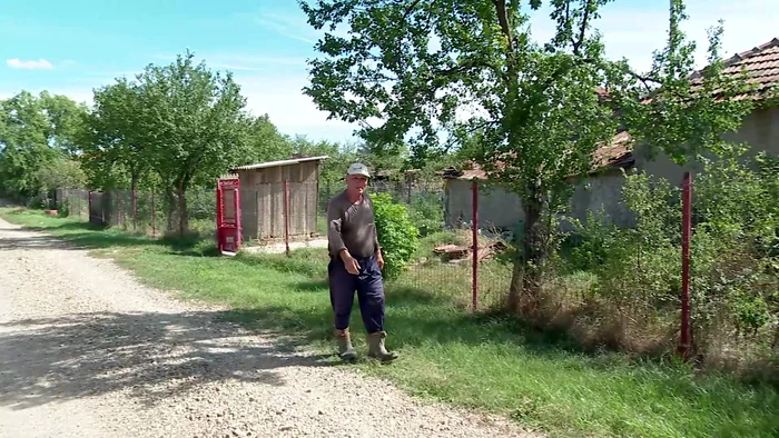 Localnicii așteaptă de mulți ani să scape de toaletele din curte. FOTO Iulian Bunilă