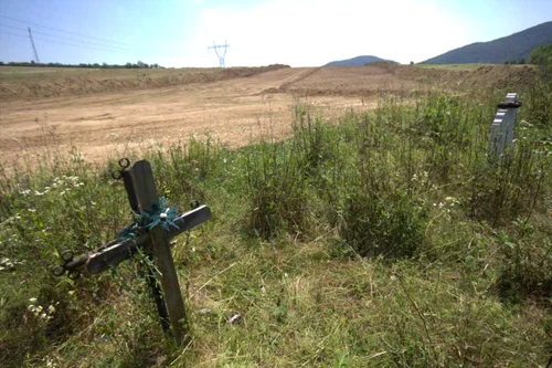 FOTO Autostrada Deva - Lugoj. Un cimitir ilegal încurcă planurile constructorilor. FOTO