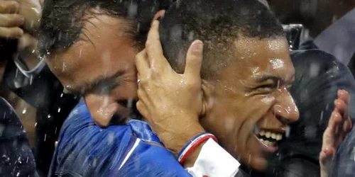 Emmanuel Macron si Kylian Mbappe foto epa efe