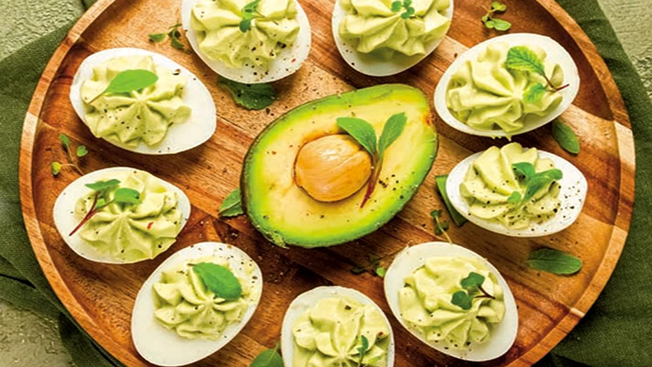 oua umpplute cu avocado jpg