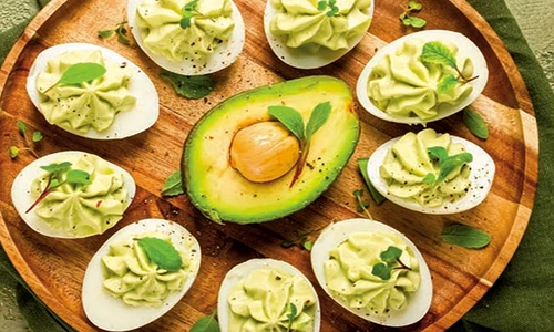 oua umpplute cu avocado jpg
