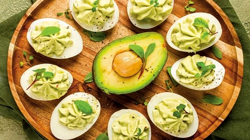 oua umpplute cu avocado jpg