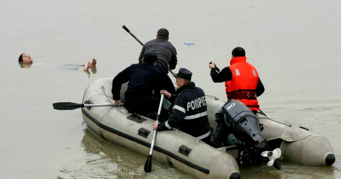 Pompierii din Pitesti au reuşit la timp să salveze femeia căzută în apă   FOTO Laurenţiu Ionescu