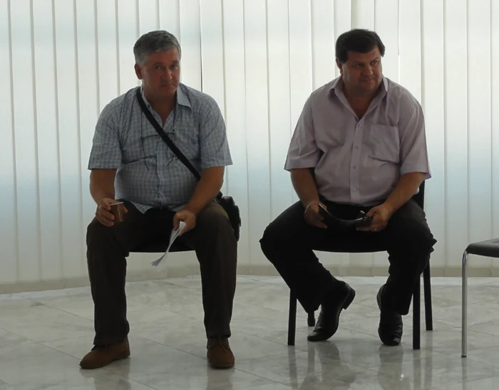 Gheorghe Dumitrescu (stg.) şi subprefectul Virgil Delureanu (dr.)