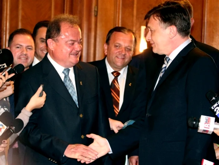 
    Crin Antonescu "i-a luat faţa" lui Klaus Iohannis la finalul discuţiilor cu Vasile BlagaFoto: Mediafax  