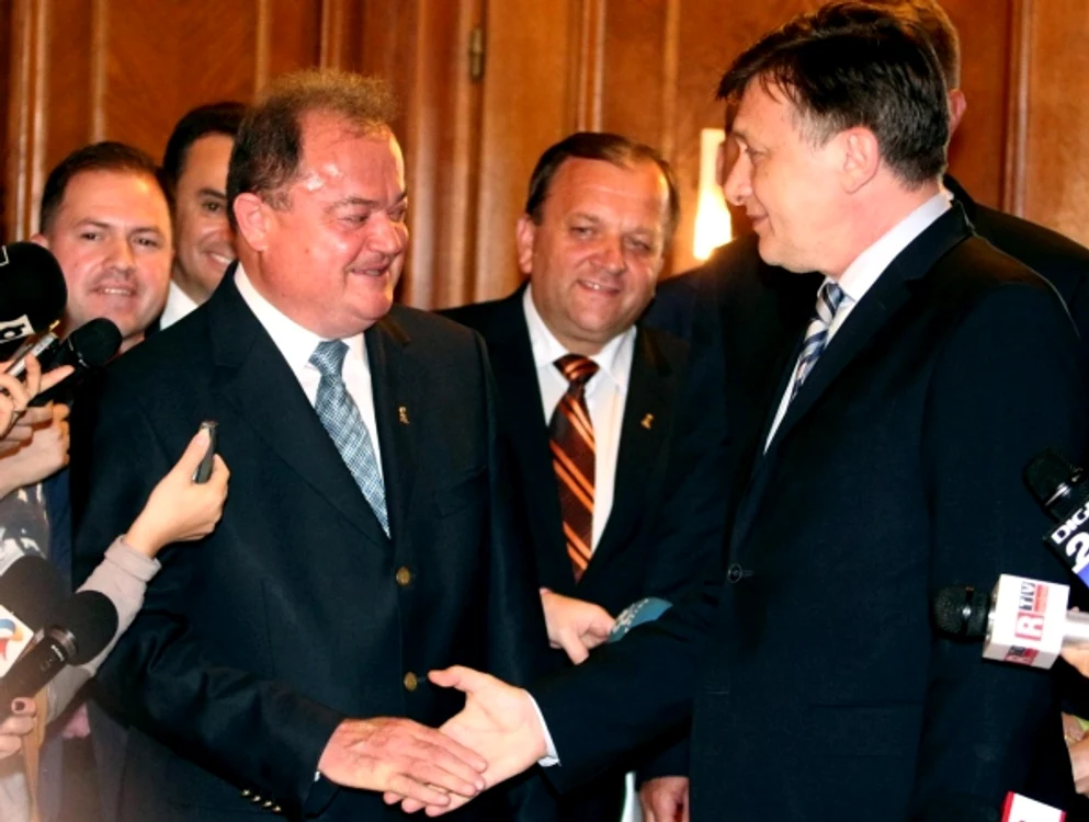 
    Crin Antonescu "i-a luat faţa" lui Klaus Iohannis la finalul discuţiilor cu Vasile BlagaFoto: Mediafax  