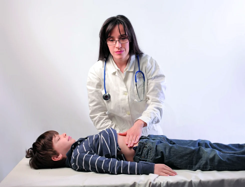 La copii, diagnosticul apendicitei poate fi mai dificil, mai ales că micuţii nu pot indica exact locul durerii