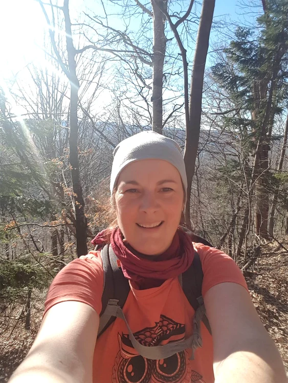 Munte. Mioara a făcut un traseu pe cinste, în tricou cu mânecă scurtă
