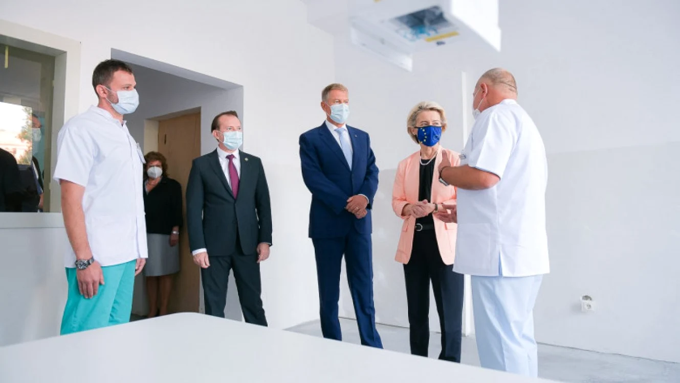 Preşedintele Klaus Iohannis şi premierul Florin Cîţu au însoţit-o pe şefa Comisiei Europene într-o vizită oficială la Spitalul Universitar de Urgenţă Bucureşti. Foto: Facebook/Klaus Iohannis