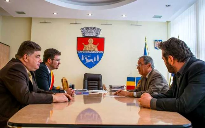 În dreapta, Ambasadorul Hamlet Gasparian şi Vasile Agop, preşedintele armenilor din Bacău, iar în stânga profesorul Gabriel Stan şi primarul Cosmin Necula