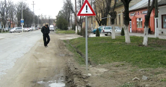 În zona barurilor din Pecica au fost montate noi indicatoare rutiere
