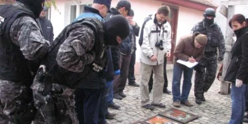 Icoanele au fost recuperate în urma unor descinderi în trei județe