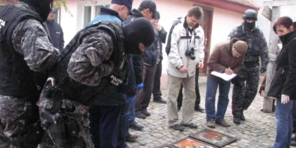 Icoanele au fost recuperate în urma unor descinderi în trei județe
