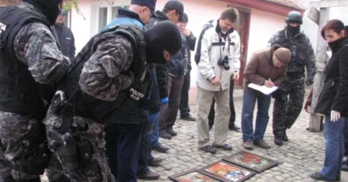 Icoanele au fost recuperate în urma unor descinderi în trei județe