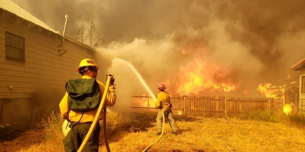 Dixie Fire distrugand oraselul Grenville FOTO EPA-EFE