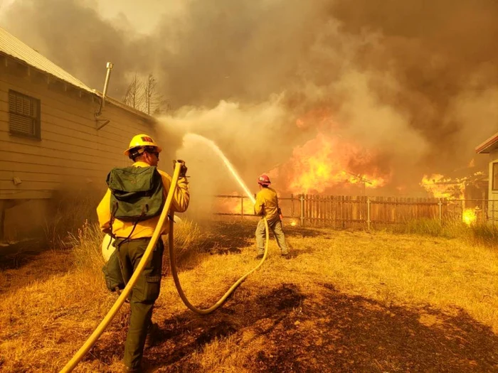 Dixie Fire devastând orăşelul Greenville FOTO EPA-EFE