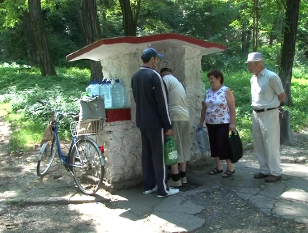 Cinci izvoare publice din județul Argeș au fost închise pentru că apa este infestată