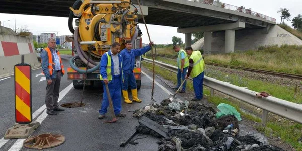 Muncitorii au scos din canalizarii mizerii aruncate la întâmplare de oameni