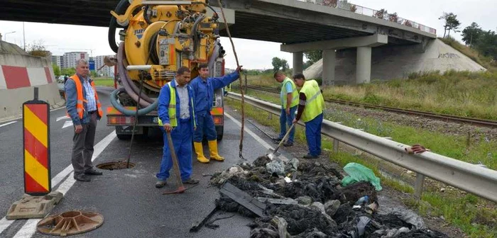 Muncitorii au scos din canalizarii mizerii aruncate la întâmplare de oameni. FOTOPrimăria Braşov