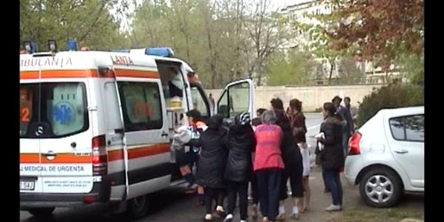 Micuţul Alexandru a fost preluat de urgenţă de un echipaj de la Ambulanţă Foto: Captură TVR