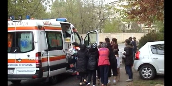 Micuţul Alexandru a fost preluat de urgenţă de un echipaj de la Ambulanţă Foto: Captură TVR