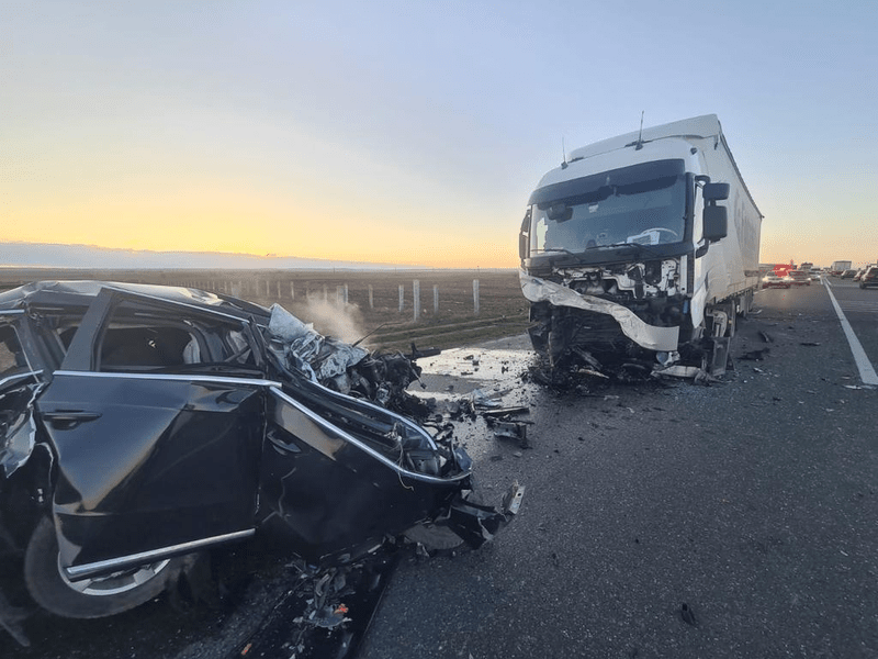 Un bărbat de 37 de ani a murit după ce mașina pe care o conducea a fost strivită între două tiruri FOTO