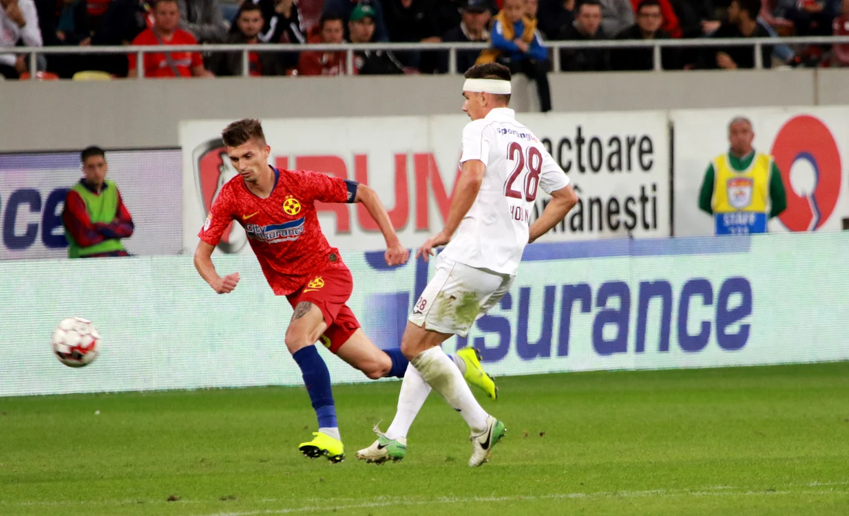 
    Tănase, în duel cu Hoban, în derby-ul FCSB - CFR ClujFoto: Marian Burlacu  