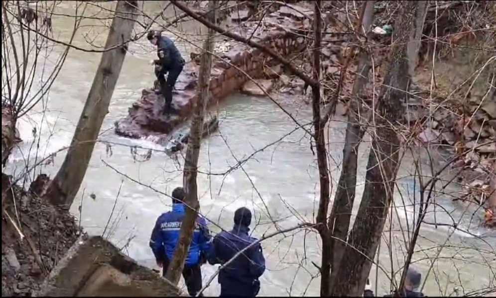 Arma unui polițist este căutată de două zile. Hoțul ar fi aruncat-o în apele râului Crișul Alb VIDEO