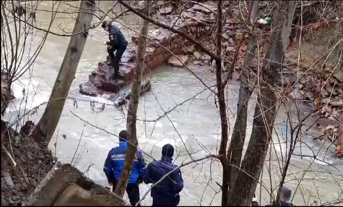 Pistoul căutat în apele râului Crișul Alb. Foto: IPJ Hunedoara.
